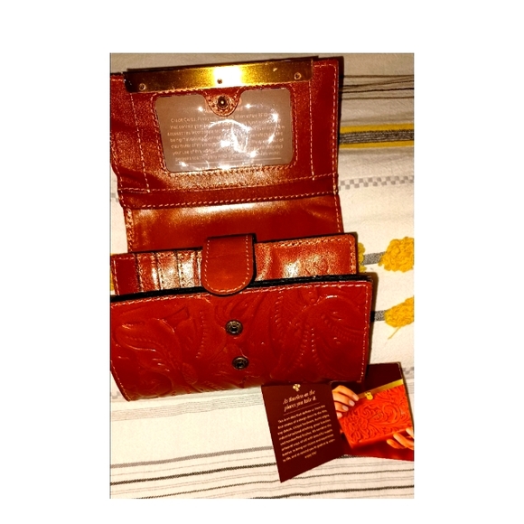 NWT* PATRICIA NASH DESIGNS WALLET- PRICE FIRM. - Picture 5 of 5